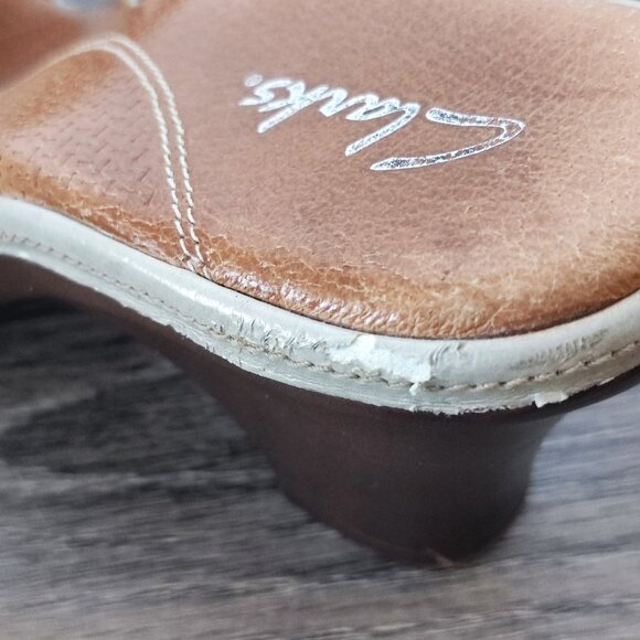 Clarks Strappy Sandals Sz 8 Beige Brown Leather Round Toe Slip On Heeled Sandal - Picture 10 of 15